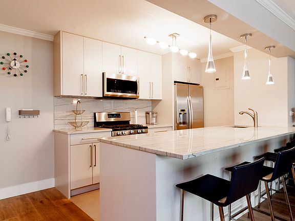 3rd image of 100 W 57th St #16F