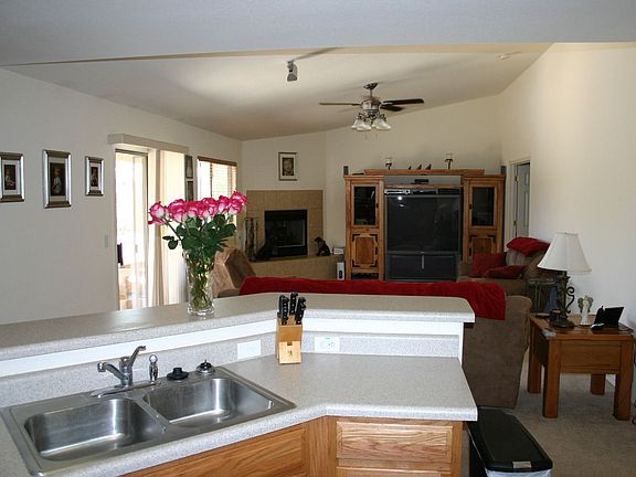 Corner gas fireplace