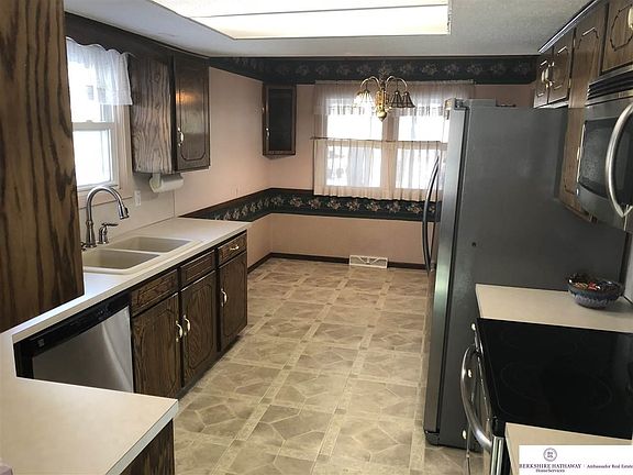 Complete with stainless steel appliances that STAY!