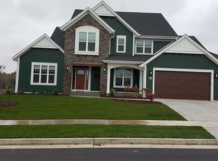 W78N405 Ridgeway Ln, Cedarburg, WI 53012