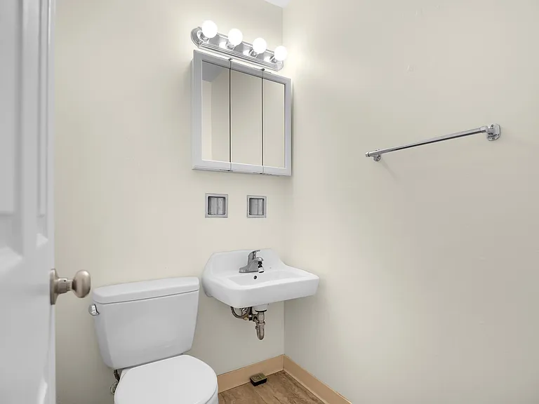 114 E Poplar Dr #B — Photo 14