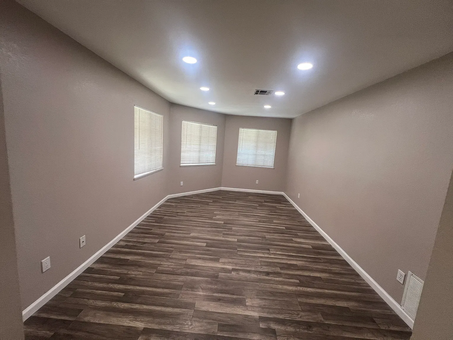 4 bed, 1.5 bath, 1550 sqft, $2,995 — Photo 4