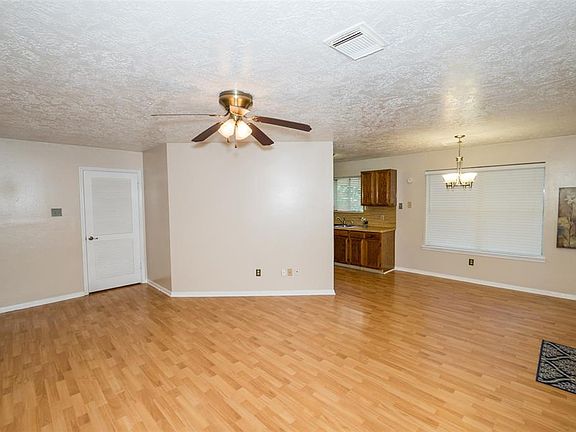 4th image of 4815 Meadowglen Dr