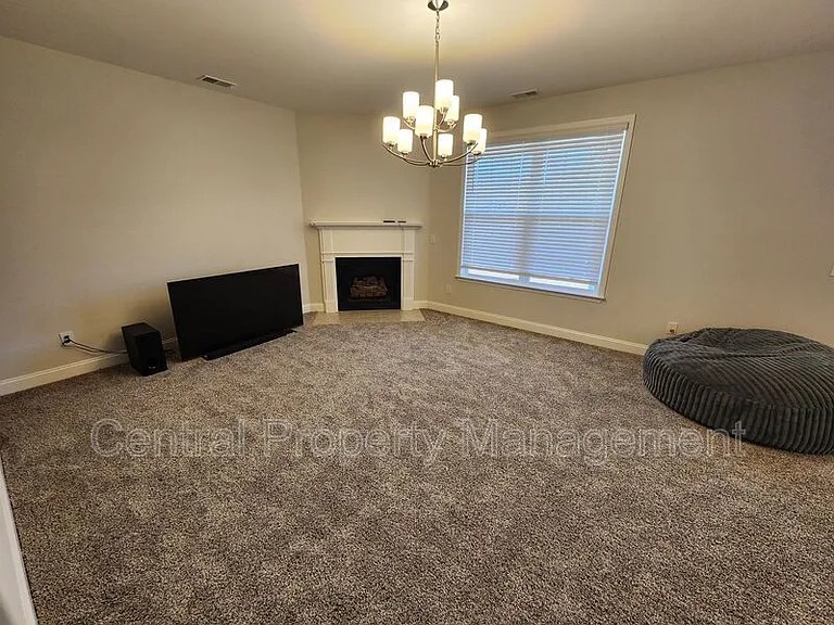 512 Dottie Ct — Photo 8