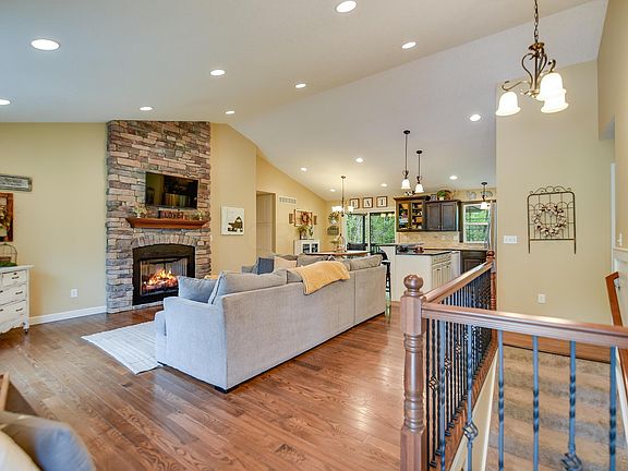 5th image of 885 Golden Dr