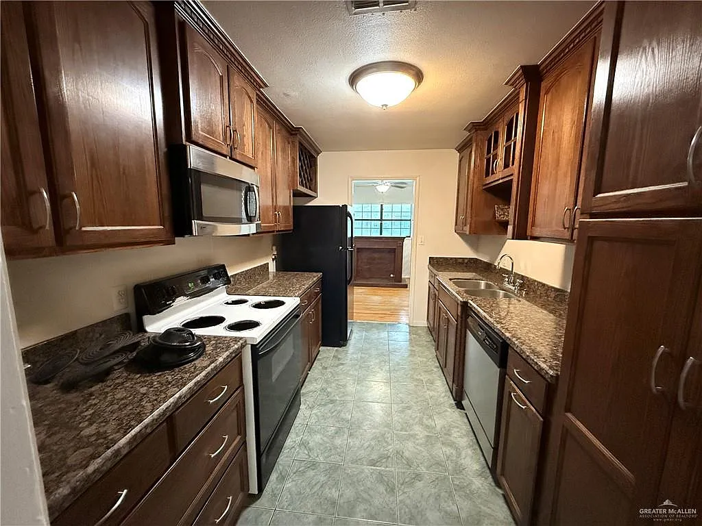 3 bed, 2109 sqft, $1,700 — Photo 2