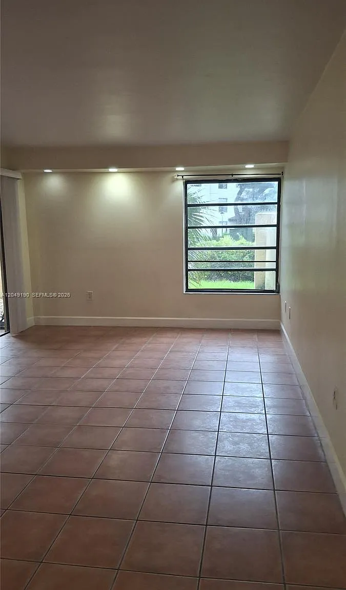 Kenland Pointe Condo Iv — Photo 2