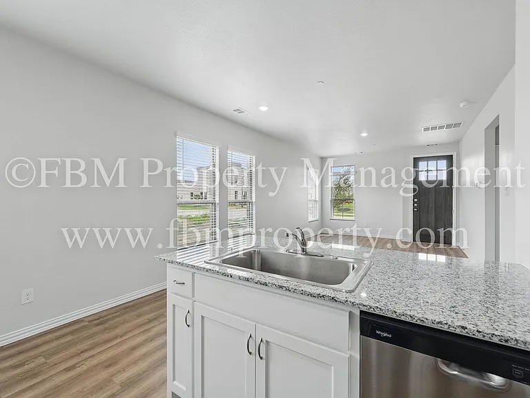 2121 Luna Dr — Photo 17