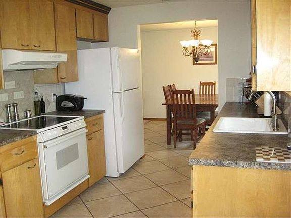 3rd image of 519 Holly St