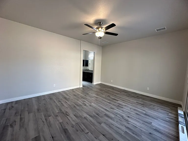2743 Chambers Ave — Photo 35