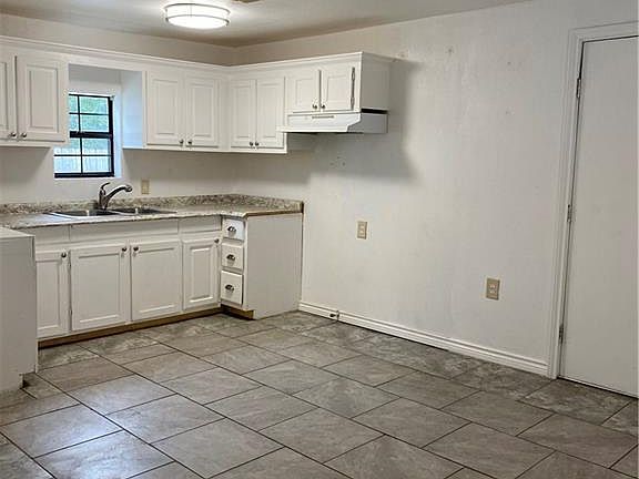 5th image of 2427 Marguerite St