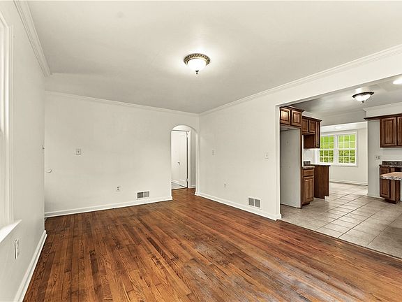 5th image of 973 Blackhawk Rd