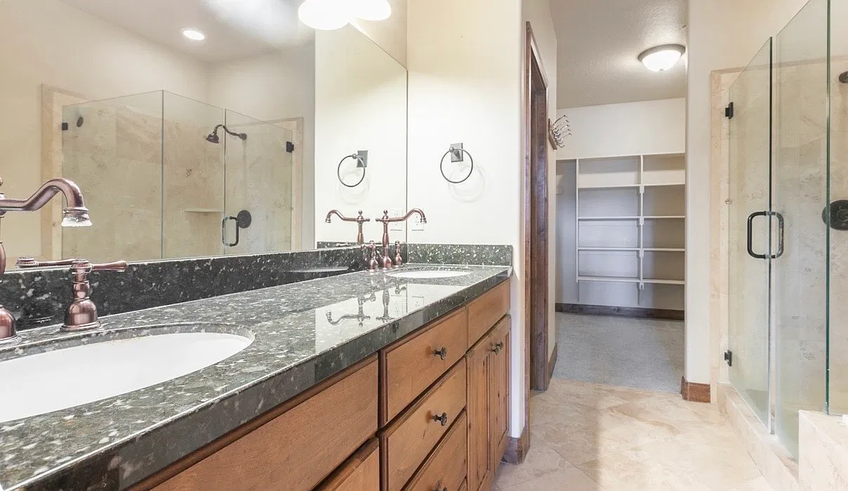 4 bed, 2500 sqft, $2,900 — Photo 2