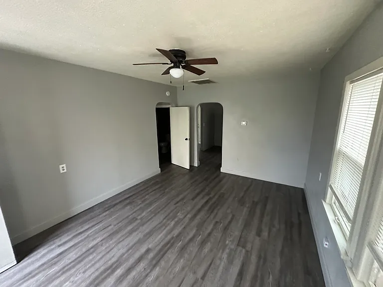 927 Mill St — Photo 2