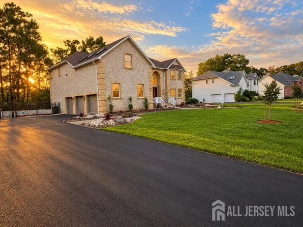 10 Yellowstone Dr, Old Bridge, NJ 08857