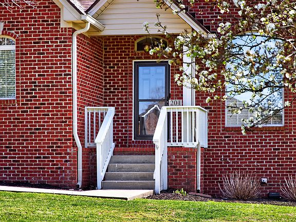 2nd image of 201 Squires Pointe Rd