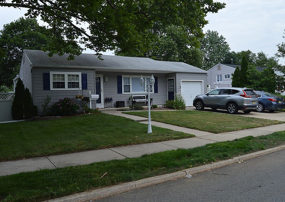 2nd image of 16 Courtland Dr