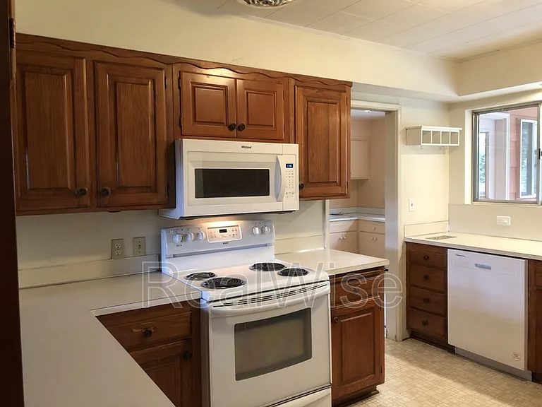 710 NW Midland Ave — Photo 10