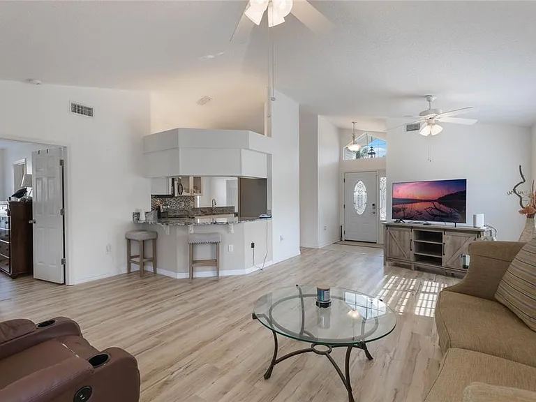 615 Juniper Way — Photo 2