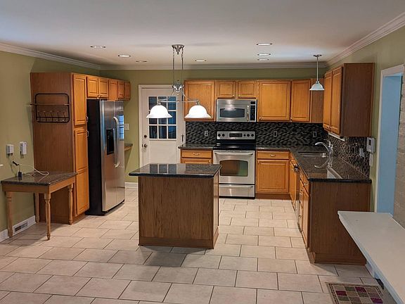 Kitchen, Granite Countertops, Stainless Steel Appliances, Island.
