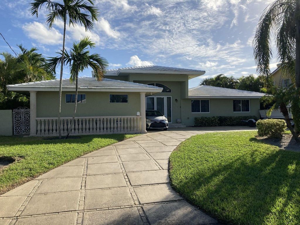 2740 NE 10th Street, photo 2