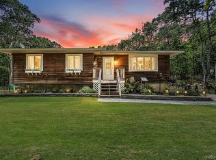 3 Emily Ct, Hampton Bays, NY 11946