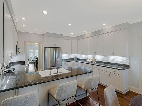 5th image of 103 Forest Place Cir