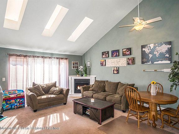 5th image of 302 Tulip Ln