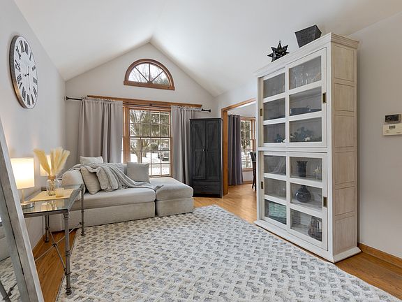 4th image of 419 Arbor Ave