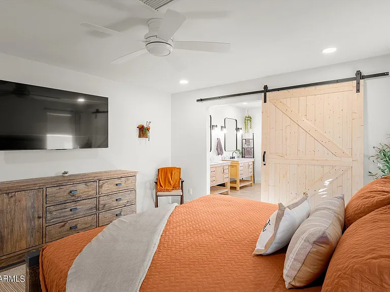 1027 W Peralta Ave — Photo 37