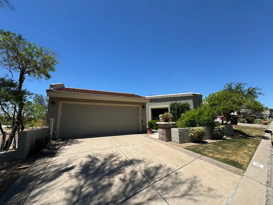 8100 E Camelback Rd #14