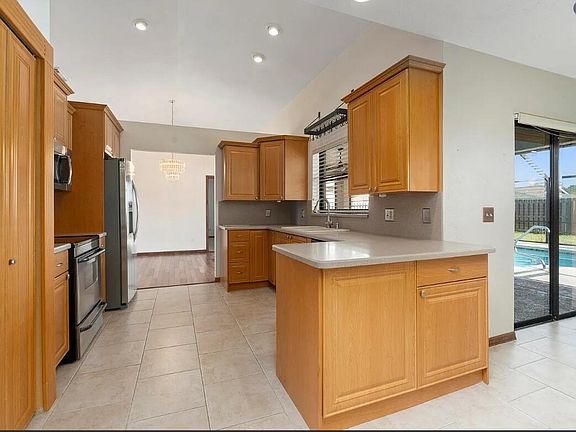 4th image of 329 SE Oakridge Dr