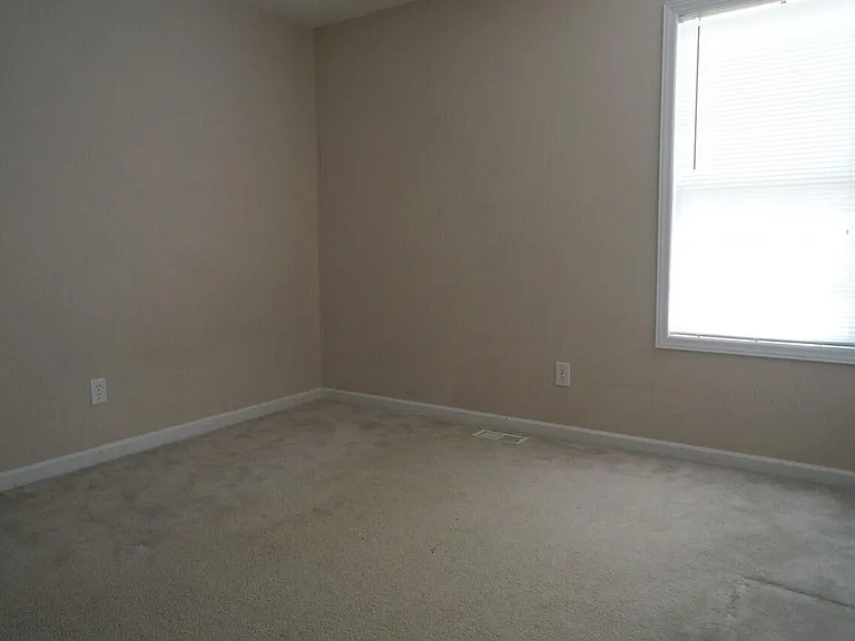 100 Halle Ct — Photo 14