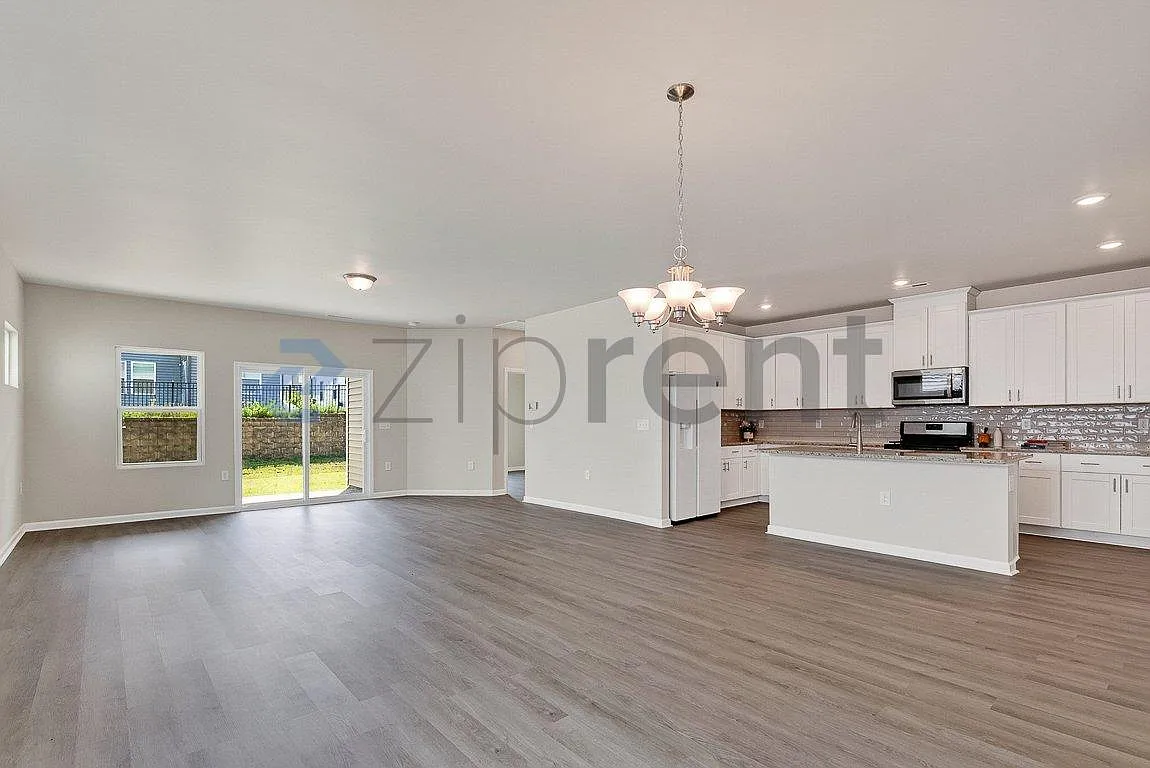 4 bed, 2585 sqft, $2,350 — Photo 4