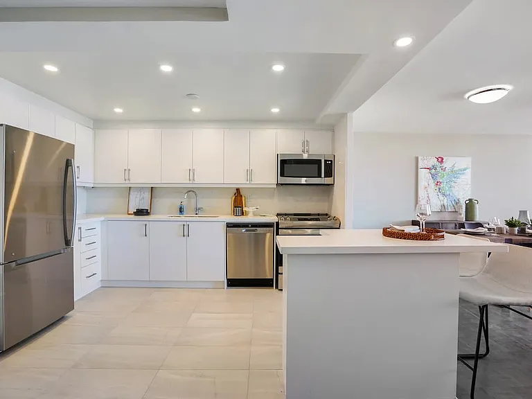 330 Spadina Rd — Photo 9