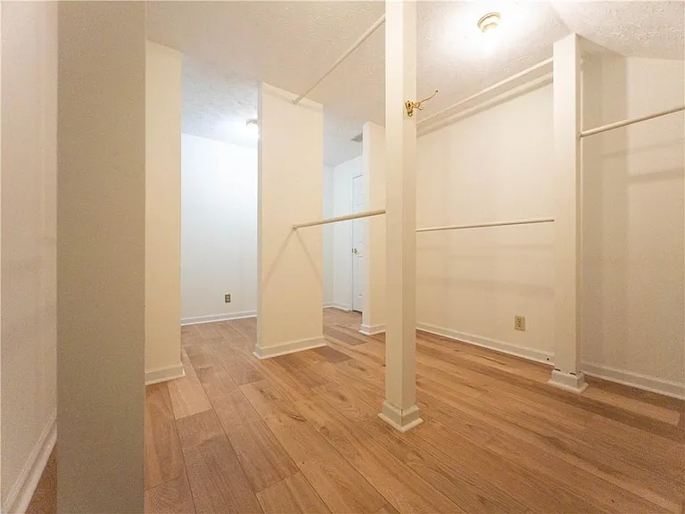 965 Millbrook Ct — Photo 17