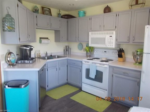 3rd image of 584 Oakwood Dr
