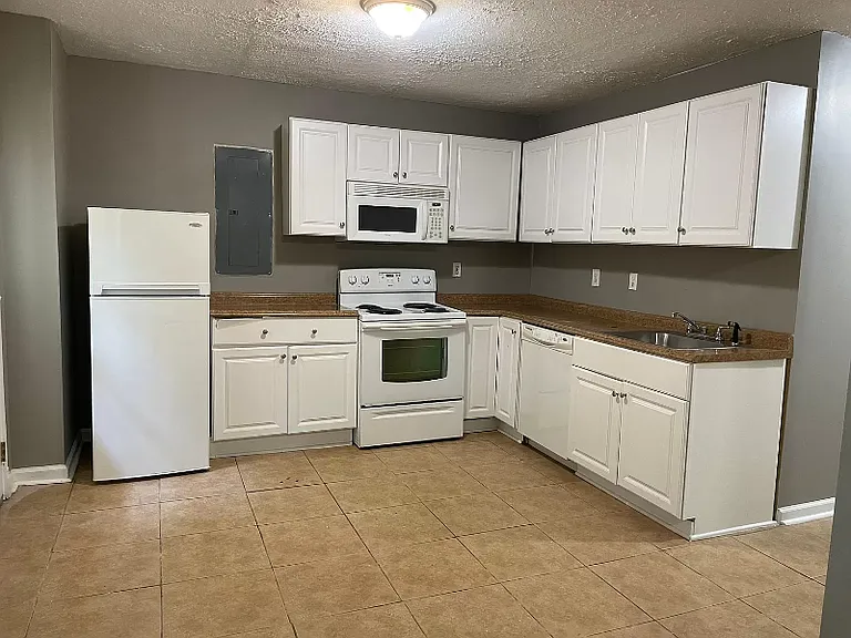 1447 Shiloh Way NW — Photo 3