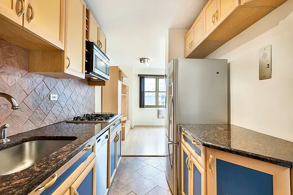 Sold by Thomas Lipovetsky, LREB | media 19