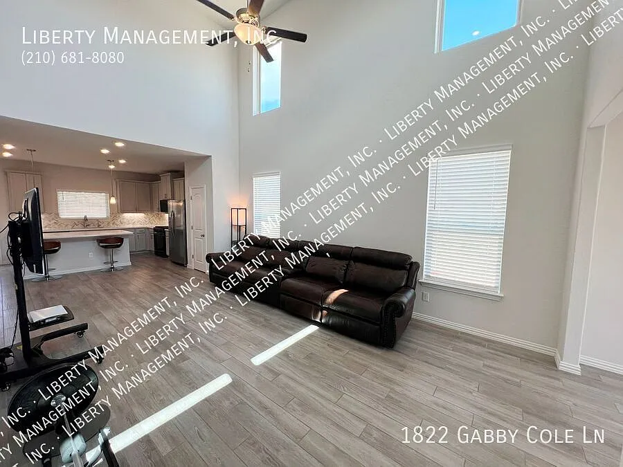 4 Bed, 3.5 Bath Home in Veranda — Photo 2