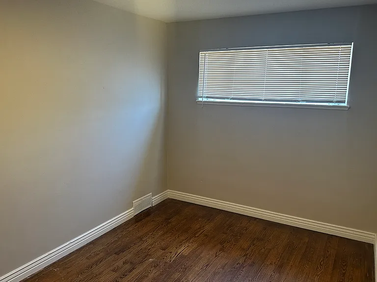 2601 S Lincoln St — Photo 8
