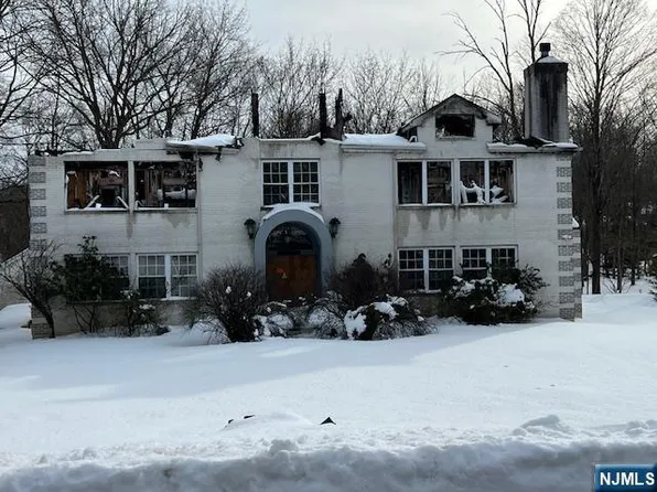 18 Lake Rd, Upper Saddle River, NJ 07458