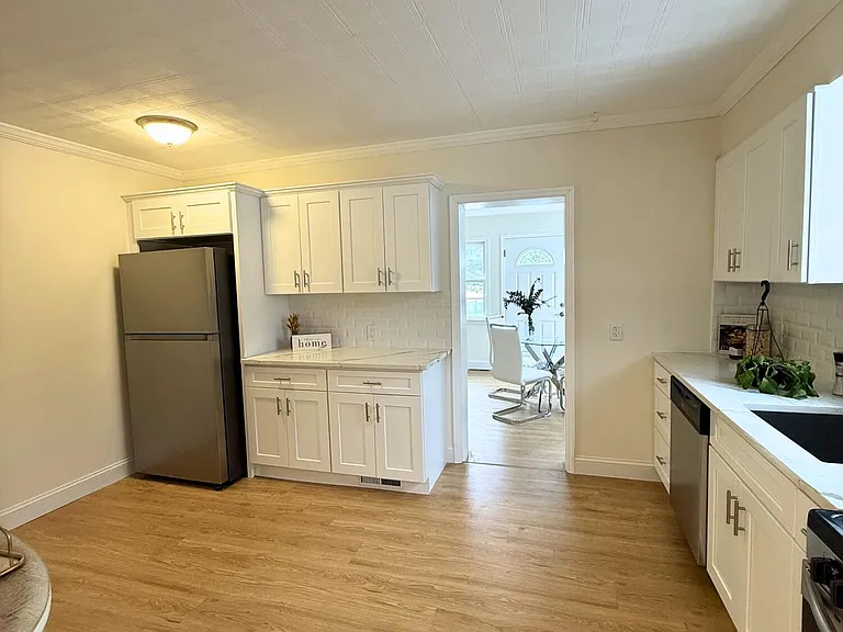 484 Bara St — Photo 9