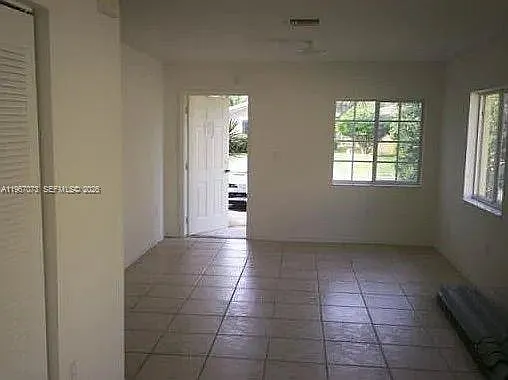 937 SW 8th Pl — Photo 3