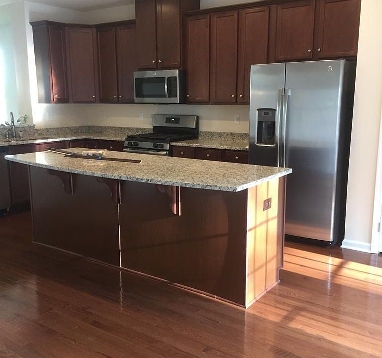 Island kitchen with breakfast bar