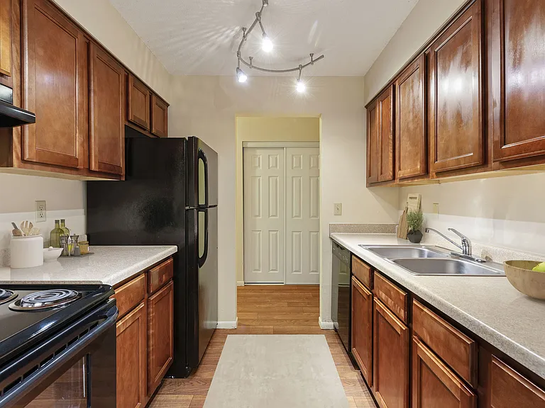 Parkwood Pointe Apartments — Photo 9