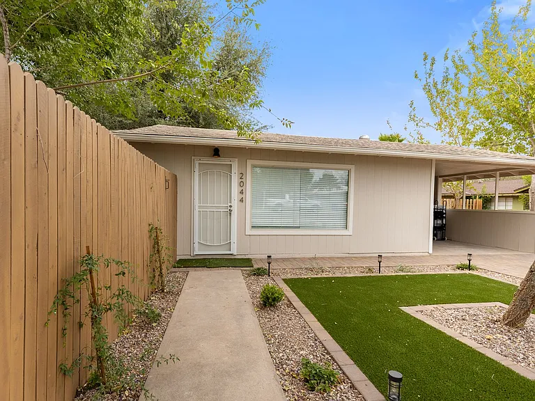 2044 S Forest Ave — Photo 17