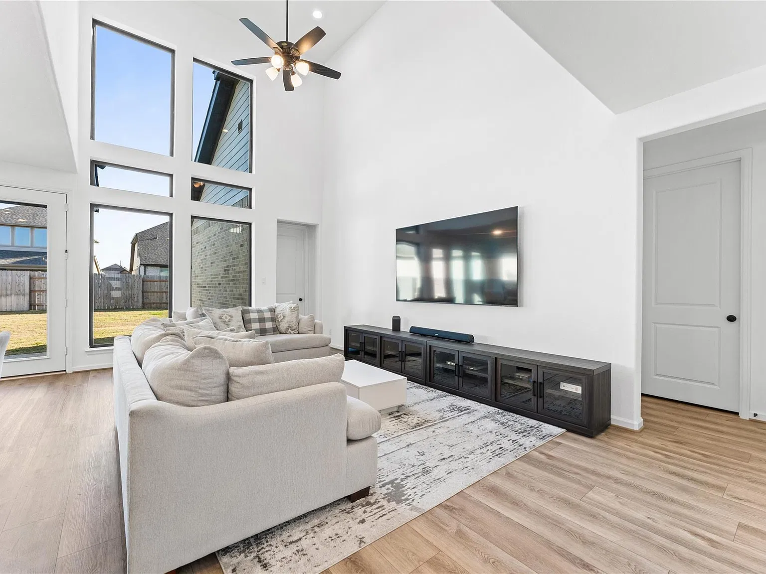 4 bed, 3.5 bath, 2451 sqft, $3,700 — Photo 2