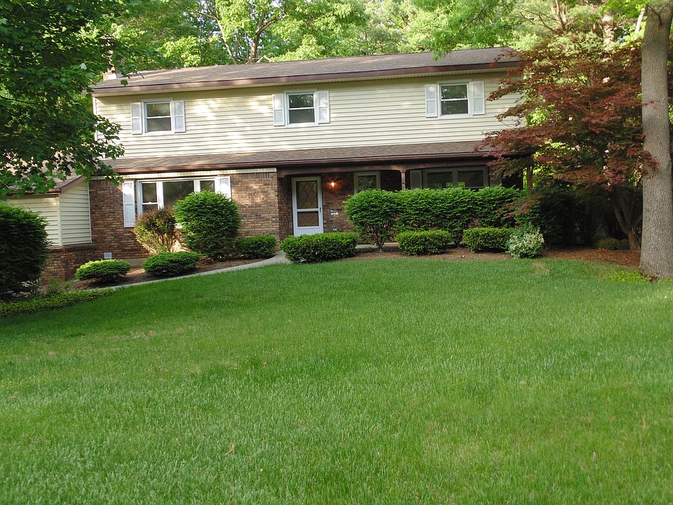 1st image of 17 Brookline Dr