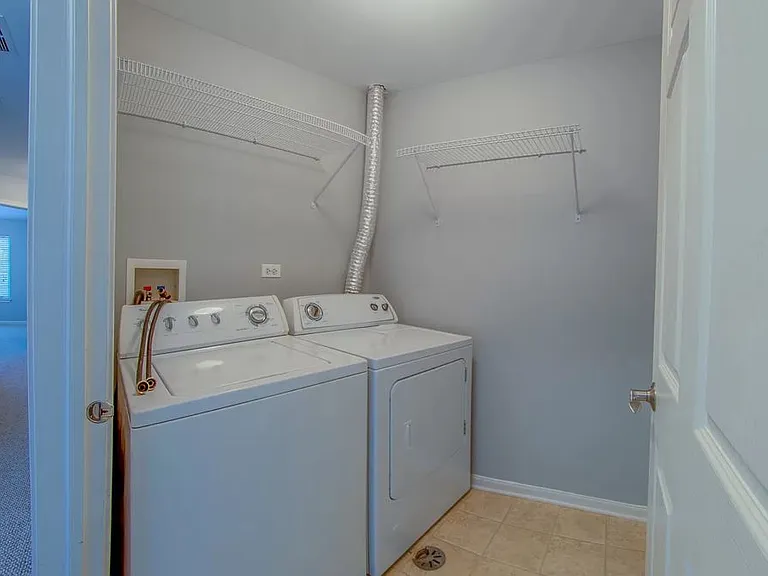 654 Lincoln Station Dr — Photo 16